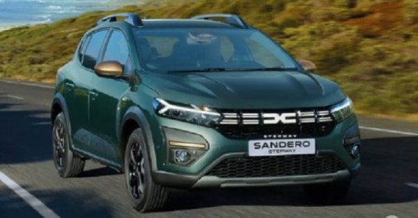 Предлага се и в двете версии - Streetway и Strepway. Dacia Sandero е оборудвана с трицилиндров двигател 1.0 TCe (90 к.с.), съчетан съответно с пет- и шестстепенна автоматична скоростна кутия. Текущата оценка, посочена в таблиците на ACI, е равен на 0,3935 евро/км. Разходът на гориво на румънския автомобил, собственост на групата Renault, е между 5,3 и 5,4 л/100 км, 5,6 л/100 км при Stepway ). 

Разликите по отношение на производителността също са малки, като Streetway може да ускори от 0 до 100 км/ч за 12,2 секунди и да достигне максимална скорост от 175 км/ч. 

Докато Stepway ускорява от 0 до 100 км/ч за 12 секунди и достига максимална скорост от 172 км/ч. Stepway е по-дълъг (4099 мм в сравнение с 4088), с идентични междуосие (2604 мм) и ширина (1848 мм). Streetway е висок 1499 мм срещу 1535 мм  за другата версия. 

Вътре в петместна кабина и двете коли споделят системите Media Display (с 8-инчов дисплей), съвместими с Android Auto и Apple CarPlay и Media Nav. 

Двигателят TCe с мощност 90 к.с. е неразделна част от гамата както на Streeway, така и в версиите Essential и Expression на Stepway. Докато при Journey е оборудвана само с автоматична CVT трансмисия.